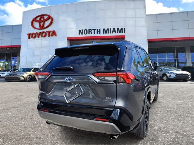 2024 Toyota RAV4 SE photo 3