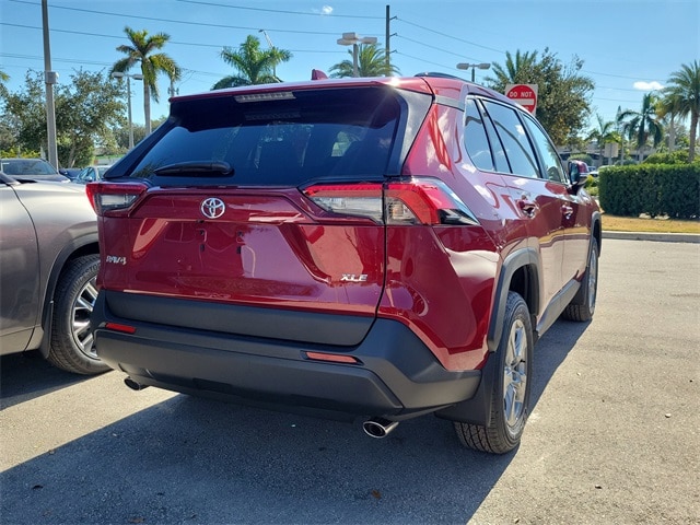 2025 Toyota RAV4 XLE photo 3