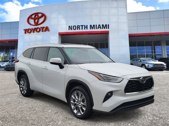 2022 Toyota Highlander Limited's photo