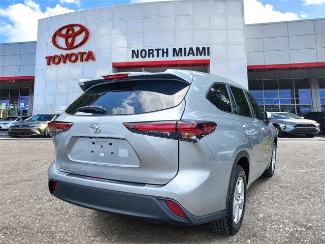 2024 Toyota Highlander LE photo 3