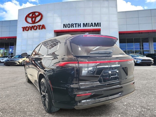 2025 Toyota Crown Signia Limited photo 3