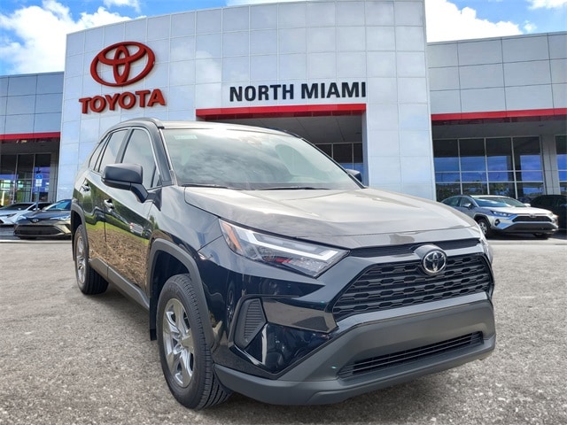 2025 Toyota RAV4 LE's photo