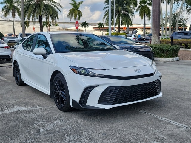 2025 Toyota Camry SE's photo