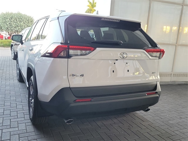 2025 Toyota RAV4 XLE photo 3