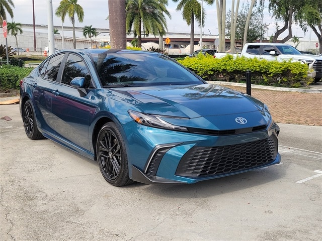 2025 Toyota Camry SE's photo