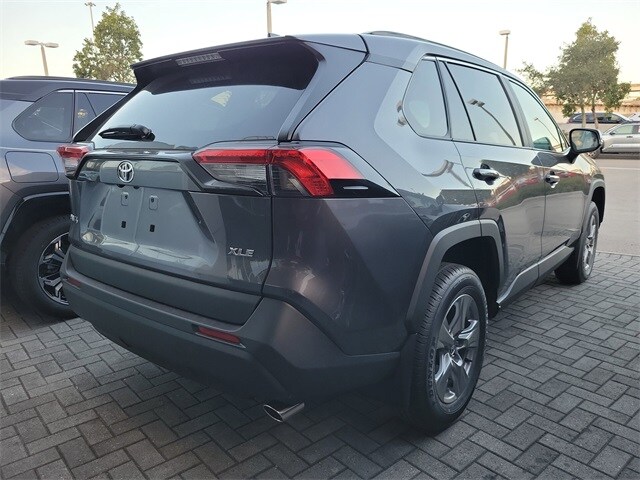 2025 Toyota RAV4 XLE photo 4