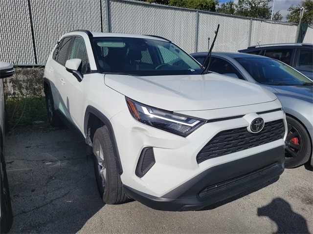 2024 Toyota RAV4 XLE's photo