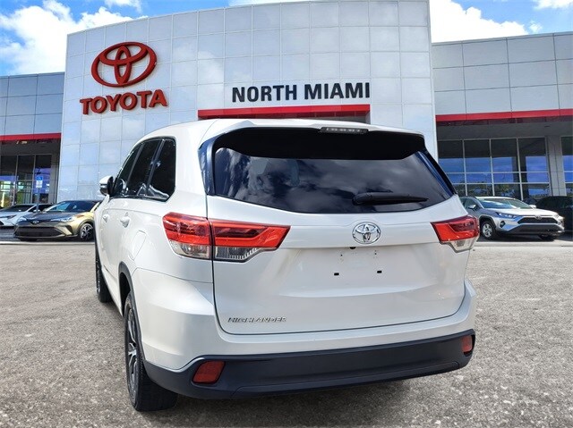 2019 Toyota Highlander LE photo 3