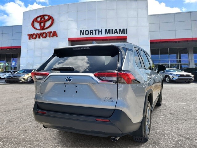 2024 Toyota RAV4 Hybrid XLE photo 3