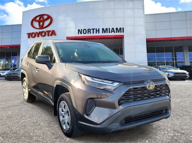 2024 Toyota RAV4 LE's photo