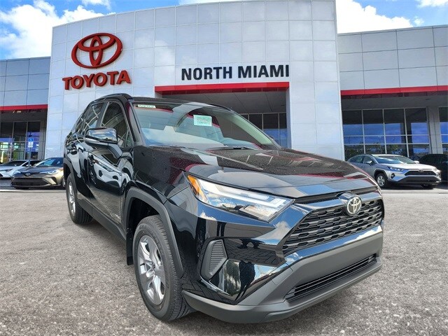 2025 Toyota RAV4 XLE's photo