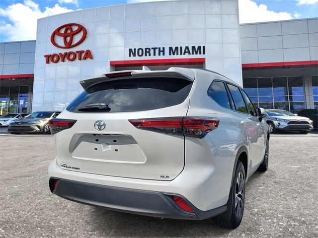 2024 Toyota Highlander LE photo 4