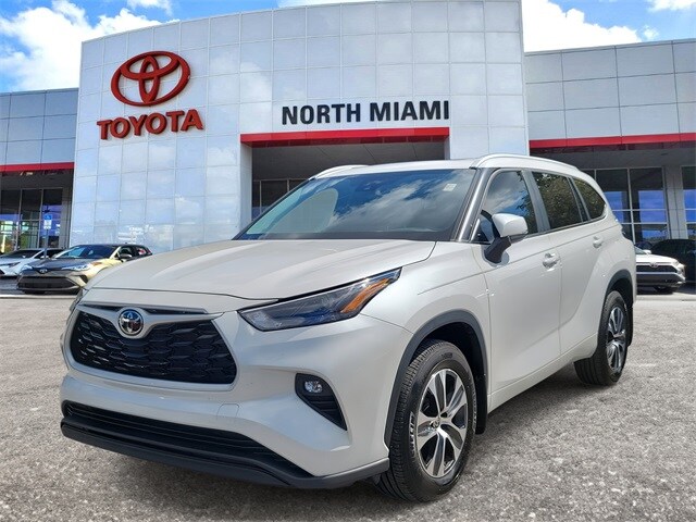 2024 Toyota Highlander LE photo 2