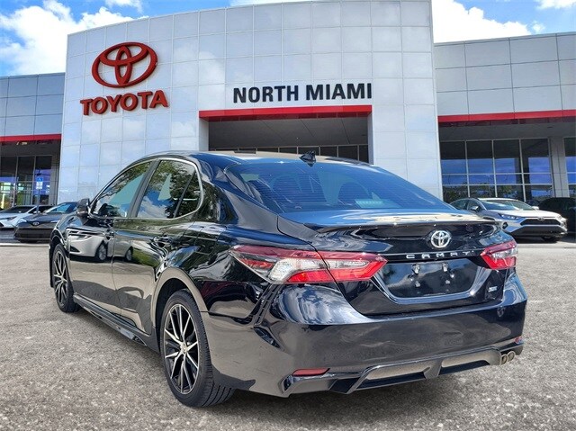 2022 Toyota Camry SE photo 3