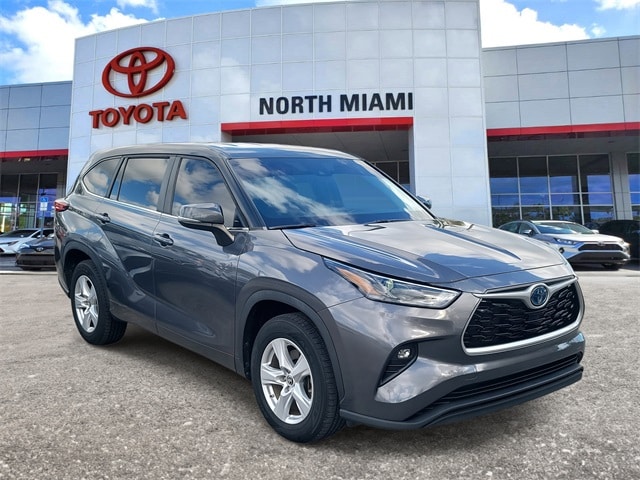 2023 Toyota Highlander LE's photo