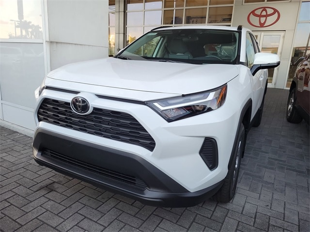 2025 Toyota RAV4 XLE photo 2