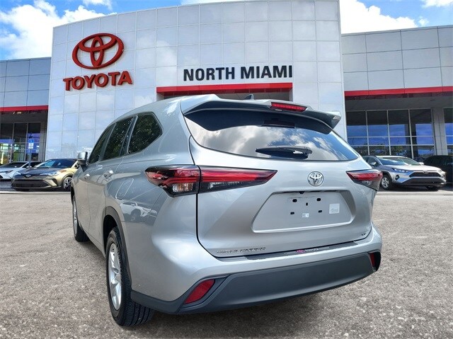 2024 Toyota Highlander LE photo 2