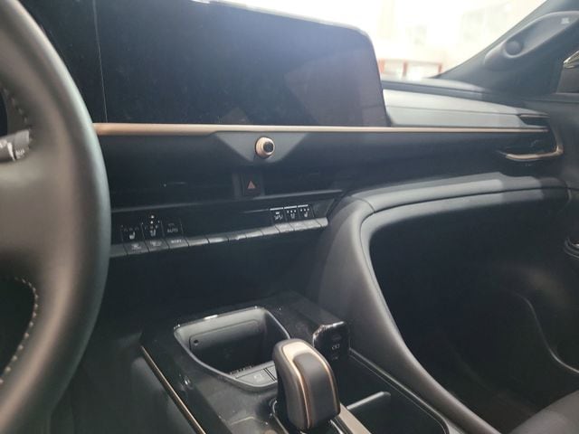 2025 Toyota Crown Signia Limited - Photo 21