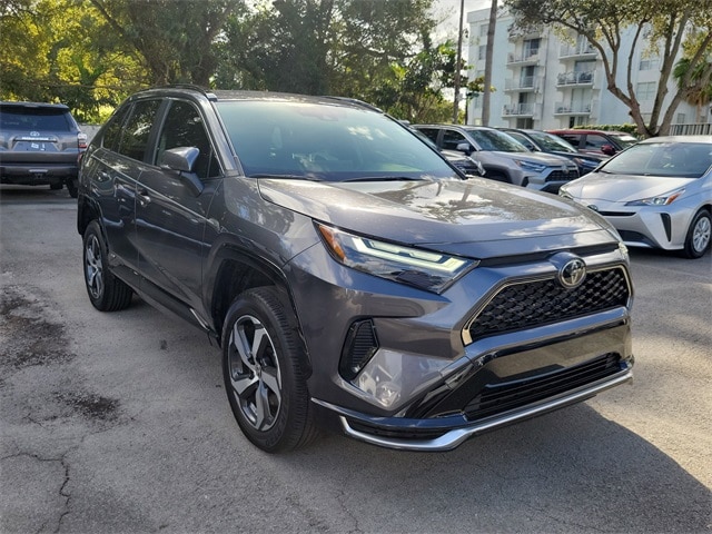 2025 Toyota RAV4 SE's photo