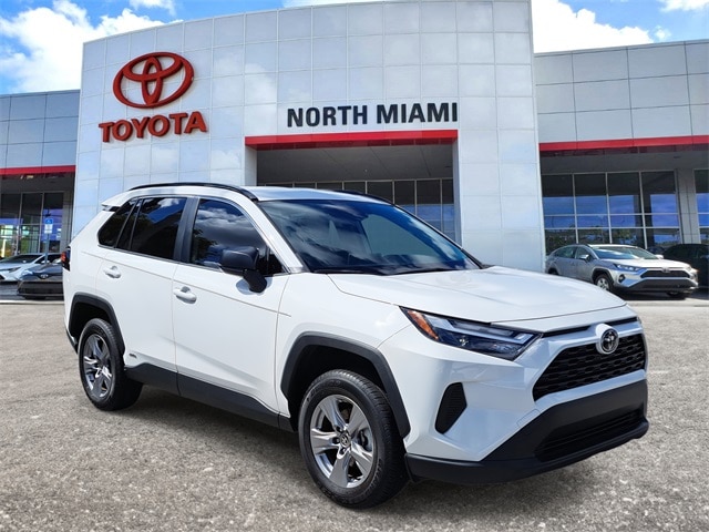 2025 Toyota RAV4 LE's photo