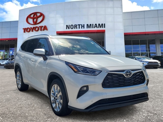 2022 Toyota Highlander Limited's photo
