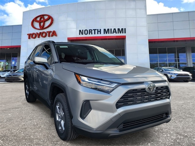 2025 Toyota RAV4 XLE's photo