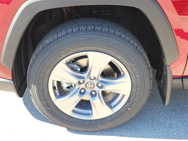 2025 Toyota RAV4 XLE photo 4