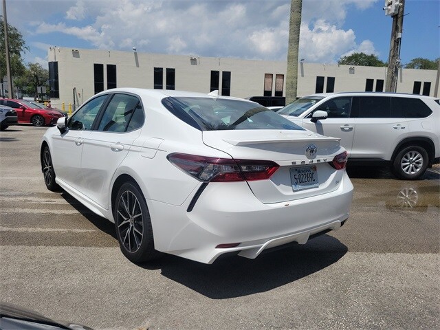 2023 Toyota Camry SE photo 3