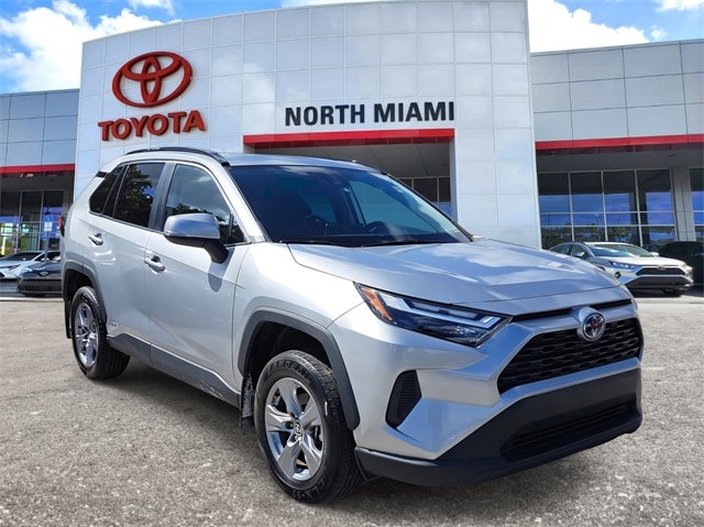 2024 Toyota RAV4 XLE's photo