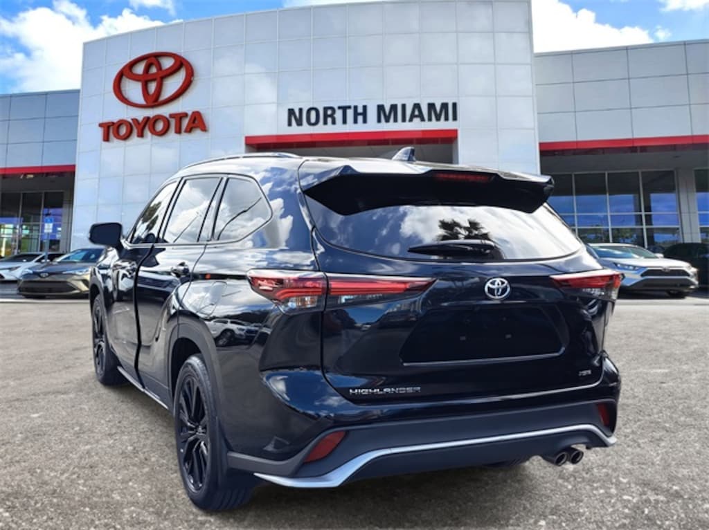 Used 2024 Toyota Highlander LE SUV