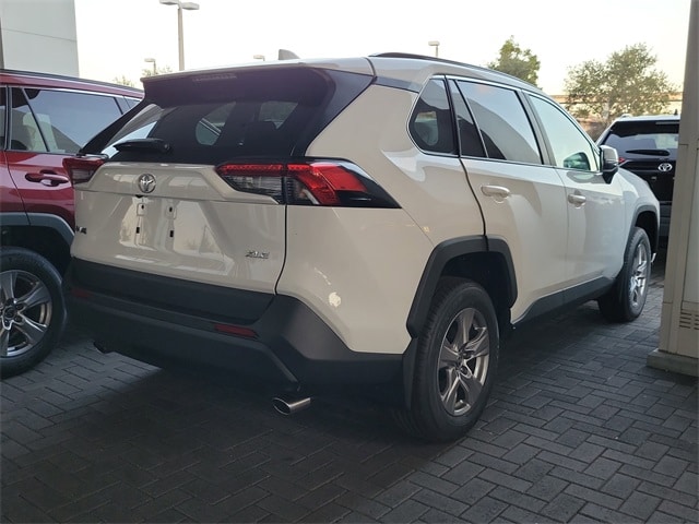 2025 Toyota RAV4 XLE photo 4