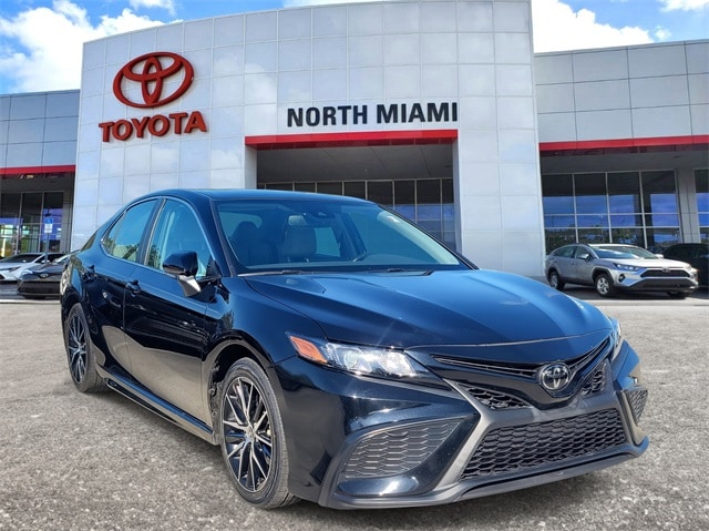 2024 Toyota Camry SE's photo