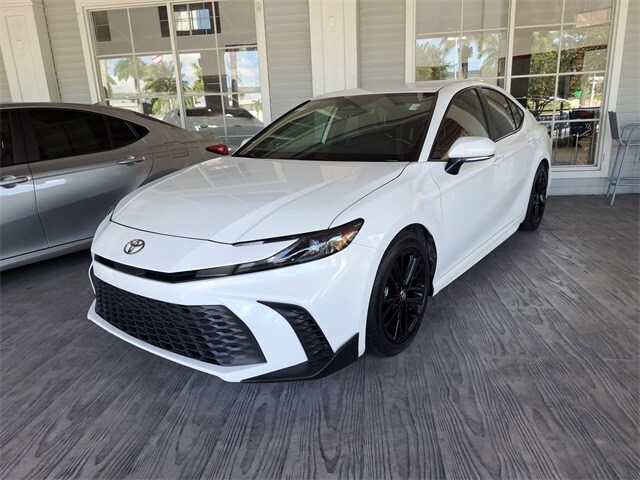 2025 Toyota Camry SE photo 3