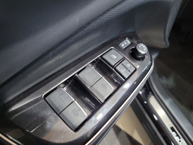 2025 Toyota Crown Signia Limited - Photo 13