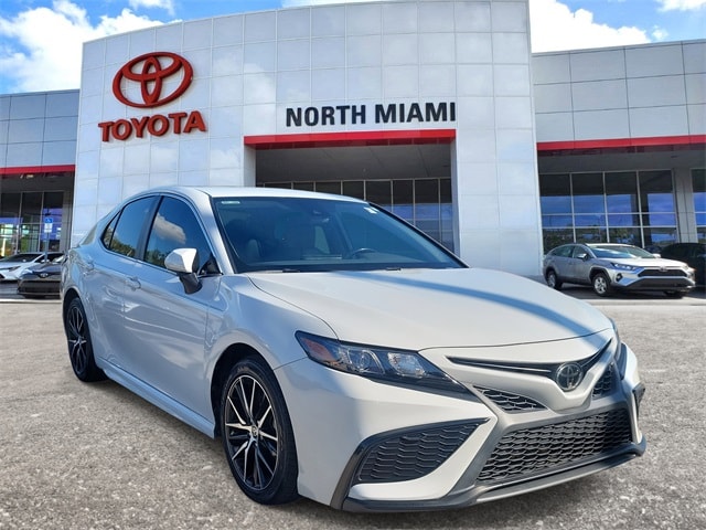 2022 Toyota Camry SE photo 2