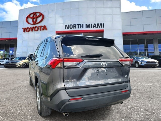 2023 Toyota RAV4 LE photo 3