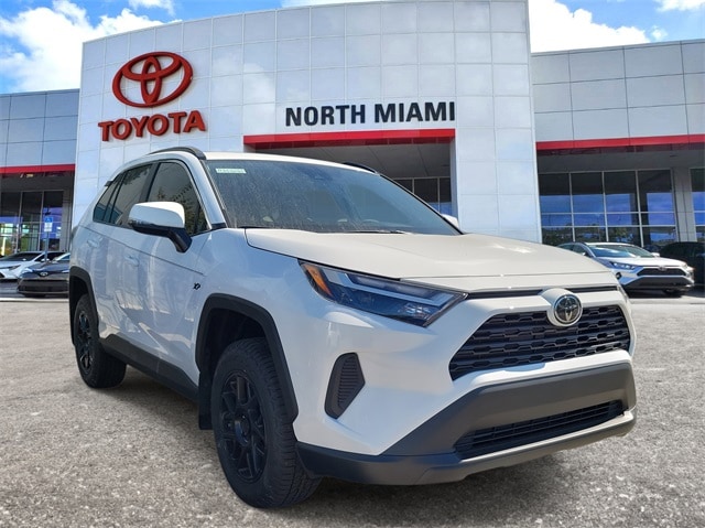 2025 Toyota RAV4 XLE's photo