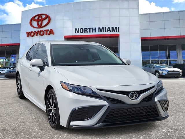 2024 Toyota Camry SE's photo