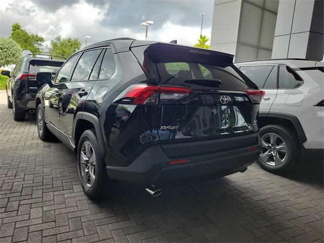 2025 Toyota RAV4 Hybrid XLE photo 2