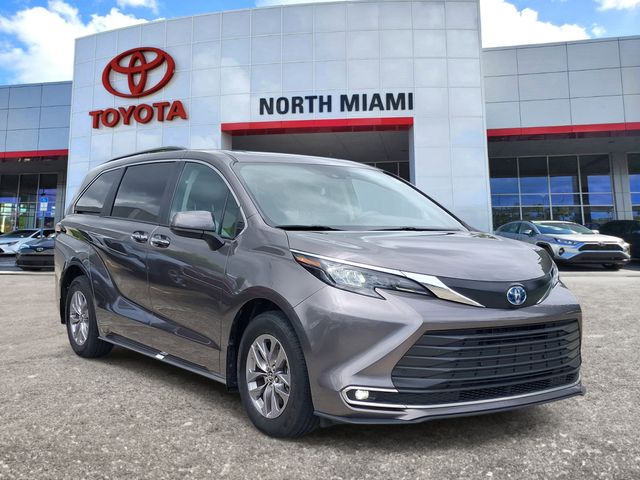 2024 Toyota Sienna XLE 7-Passenger Hybrid FWD's photo
