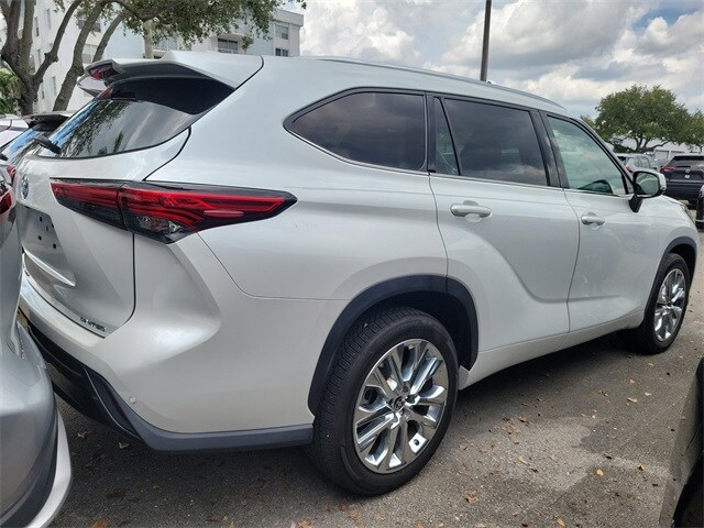 2022 Toyota Highlander Limited photo 3