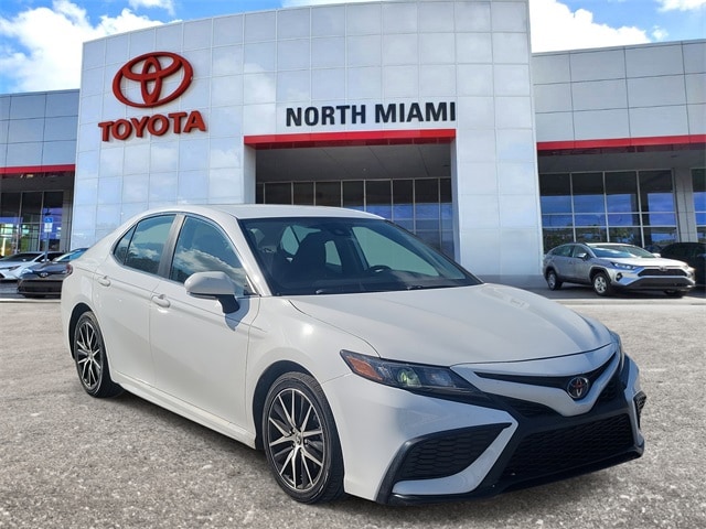 2023 Toyota Camry SE's photo