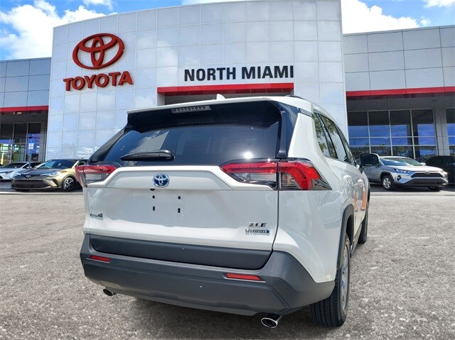 2022 Toyota RAV4 Hybrid XLE photo 2