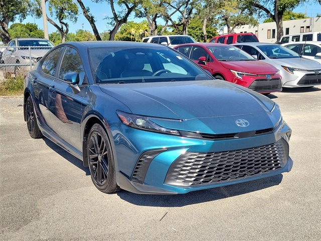 2025 Toyota Camry SE's photo