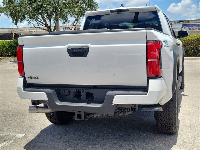 2025 Toyota Tacoma TRD Off-Road photo 3