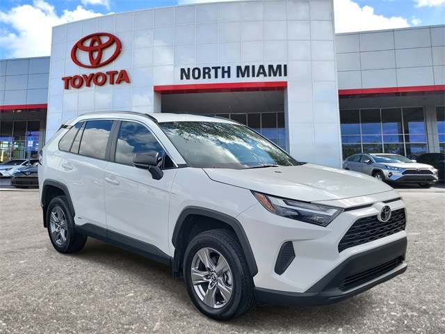 2025 Toyota RAV4 LE's photo