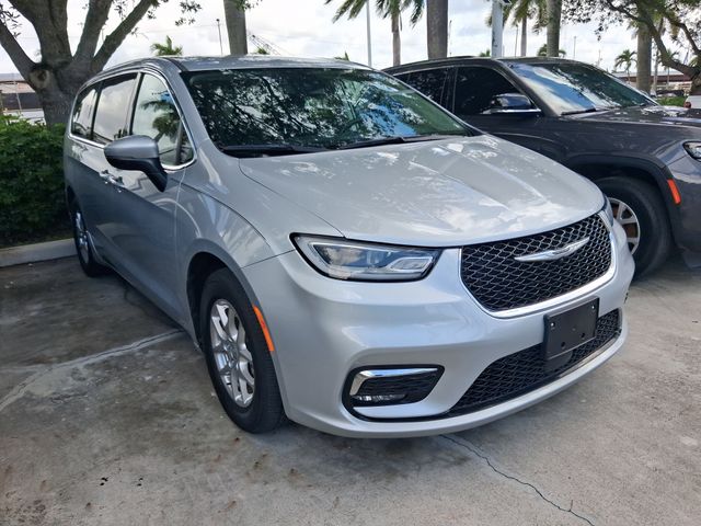 2023 Chrysler Pacifica Touring L's photo