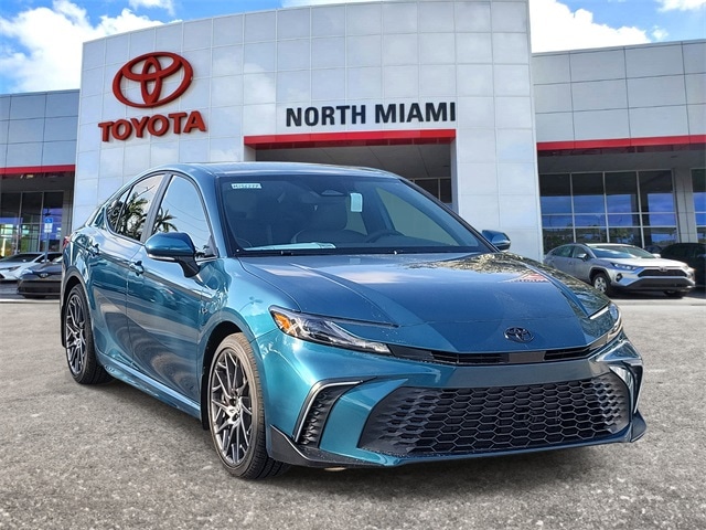 2025 Toyota Camry SE's photo