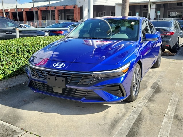 2024 Hyundai Elantra SEL photo 3