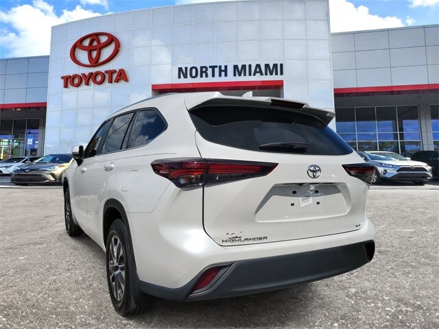 2024 Toyota Highlander LE photo 3